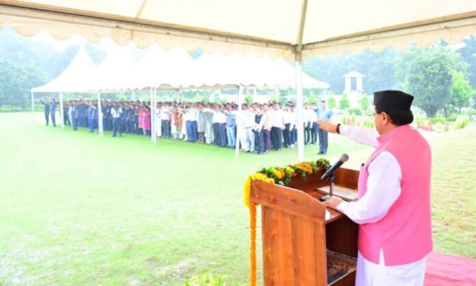 मुख्यमंत्री धामी ने 79 वें स्वतंत्रता दिवस पर मुख्यमंत्री आवास में ध्वजारोहण किया