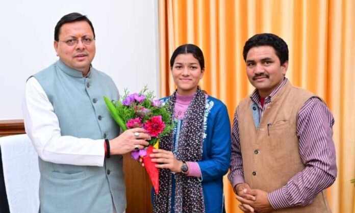 मुख्यमंत्री धामी से गैरसैंण (भराड़ीसैंण) में मुख्यमंत्री आदर्श ग्राम सारकोट की ग्राम प्रधान प्रियंका नेगी ने भेंट की