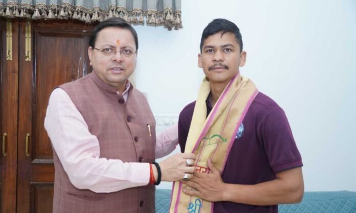 मुख्यमंत्री ने माउंट एवरेस्ट पर सफलतापूर्वक चढ़ने वाले चम्पावत के वीरेन्द्र को शुभकामनाएं दी