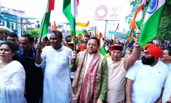 सीएम धामी ने देहरादून में जनप्रतिनिधियों, हजारों की संख्या में युवाओं, छात्र-छात्राओं, महिलाओं एवं बच्चों के साथ तिरंगा यात्रा का नेतृत्व किया