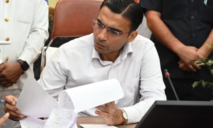 बैंक ऋण बीमा धोखाधड़ी करने वाले बैंको को पर जिला प्रशासन का प्रहार जारी