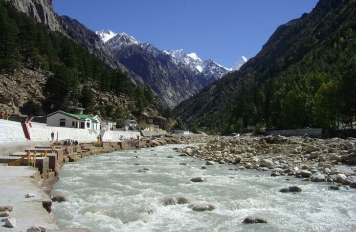 गंगोत्री की जलकथा बदल रही है: बर्फ़ घट रही, बारिश बढ़ रही