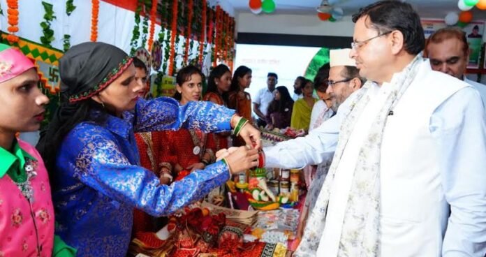 मुख्यमंत्री धामी को विभिन्न महिला स्वयं सहायता समूहों से जुड़ी बहनों ने राखी बाँधी