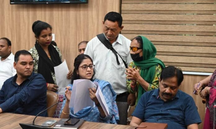 क्लेक्ट्रेट में सोमवार को लगा जनता दरबार, सुनी 125 लोगों की समस्याएं