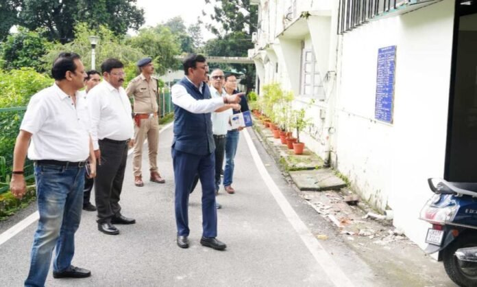 मुख्य सचिव ने किया सचिवालय परिसर की व्यवस्थाओं का निरीक्षण