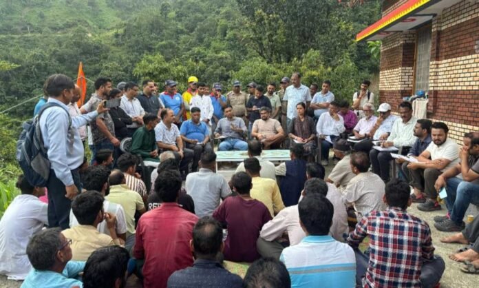 ढाई घंटे का पैदल सफर कर फुलेत पंहुचकर डीएम ने सुनी जनता की समस्याएं