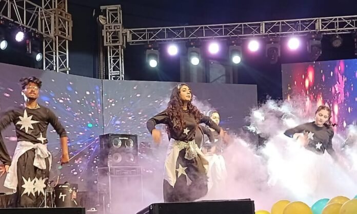 बॉलीवुड सिंगर इशिका सहगल के मधुर गानो से सराबोर हुआ जीआरडी कॉलेज का प्रागंण