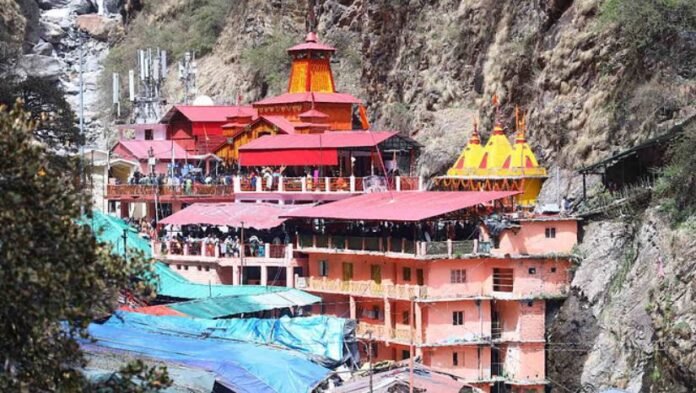 जयकारों के साथ शीतकाल के लिए बंद हुए मां यमुना मंदिर के कपाट