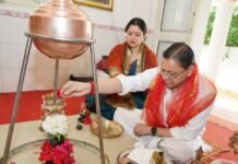 नवरात्रि के प्रथम दिन मुख्यमंत्री धामी ने की मां दुर्गा की पूजा-अर्चना